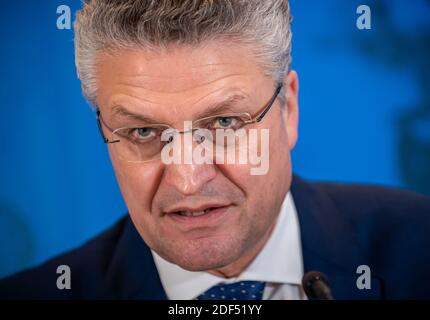 Berlin, Deutschland. Dezember 2020. Lothar Wieler, Präsident des Robert Koch-Instituts (RKI), spricht bei einem Pressebriefing über die aktuelle Covid 19-Situation in Deutschland. Quelle: Michael Kappeler/dpa-Pool/dpa/Alamy Live News Stockfoto