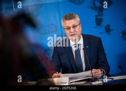 Berlin, Deutschland. Dezember 2020. Lothar Wieler, Präsident des Robert Koch-Instituts (RKI), spricht bei einem Pressebriefing über die aktuelle Covid 19-Situation in Deutschland. Quelle: Michael Kappeler/dpa-Pool/dpa/Alamy Live News Stockfoto