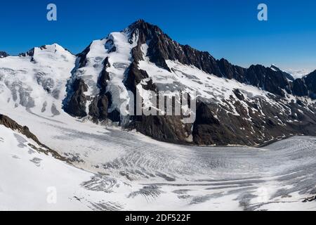 Geographie / Reisen, Schweiz, Wallis, Finsteraarhorn (4274m) dominiert das beeindruckende Fiescher gla, Additional-Rights-Clearance-Info-not-available Stockfoto