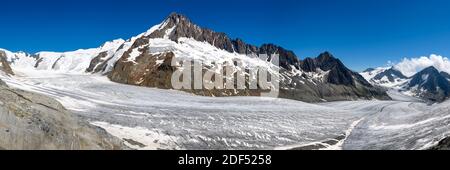 Geographie / Reisen, Schweiz, Wallis, Finsteraarhorn (4274m) dominiert das beeindruckende Fiescher gla, Additional-Rights-Clearance-Info-not-available Stockfoto