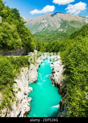 Erstaunlicher smaragdgrüner Fluss in der Schlucht, Schlucht im Frühling, Sommer. Soca Flusstal, Schlucht, grün, Schönheit in der Natur, idyllisch, lebendig, Reisen, Slowenien. Stockfoto