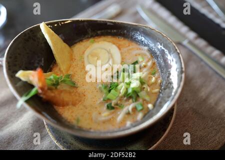 Schüssel mit Fischsuppe auf dem Tisch im Restaurant Stockfoto