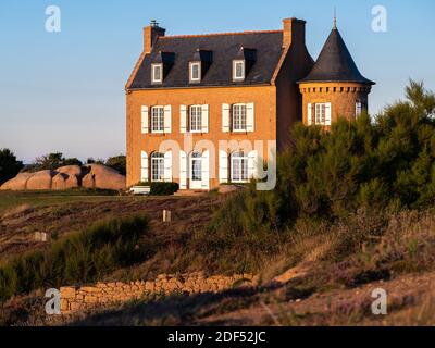 Haus in der Nähe des Leuchtturms von Ploumanach (Bretagne, Frankreich) an einem klaren Abend im Sommer Stockfoto