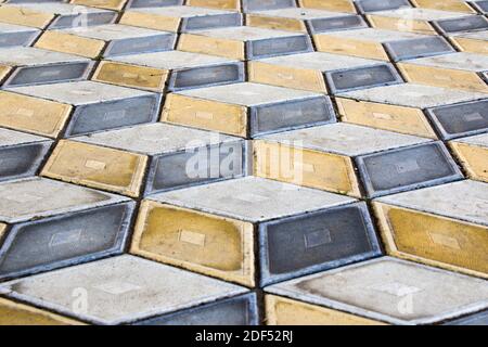 Geometrie Würfel optische Illusion Boden im Park von Tiflis. Hintergrund der Geometriefigur. Gelb und schwarz. Stockfoto