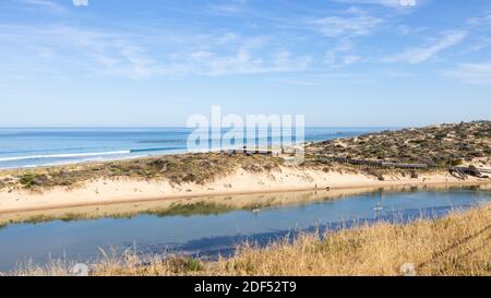 Zwei Stand Up Paddle Boarder auf dem onkaparinga Fluss gelegen In Port noarlunga South australia am 27. November 2020 Stockfoto