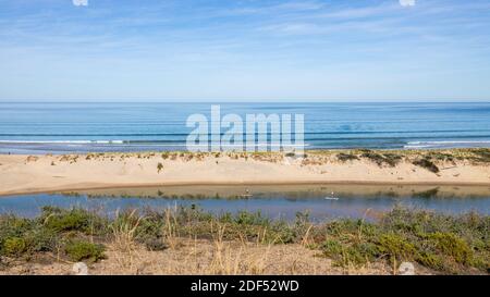 Zwei Stand Up Paddle Boarder auf dem onkaparinga Fluss gelegen In Port noarlunga South australia am 27. November 2020 Stockfoto