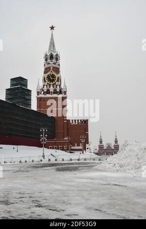 Spasski Turm des Moskauer Kremls im Winter. Das dominante Gebäude auf dem Roten Platz in Moskau. Stockfoto