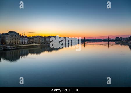 Blick auf die Szabadag-Brücke, die sich bei Sonnenaufgang in der Donau spiegelt, Budapest, Ungarn, Europa Stockfoto