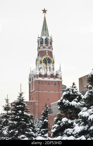 Spasski Turm des Moskauer Kremls im Winter. Das dominante Gebäude auf dem Roten Platz in Moskau. Stockfoto