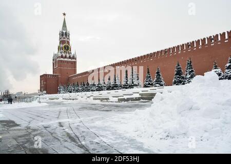 Spasski Turm des Moskauer Kremls im Winter. Das dominante Gebäude auf dem Roten Platz in Moskau. Stockfoto