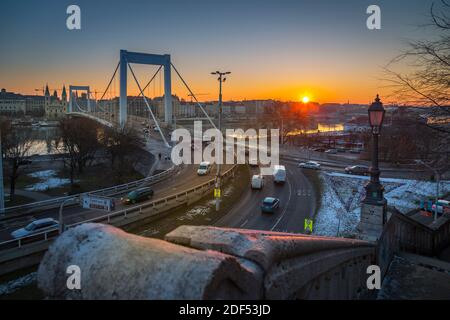 Blick auf Elizabeth Brücke und Donau bei Sonnenaufgang am Wintermorgen, Budapest, Ungarn, Europa Stockfoto