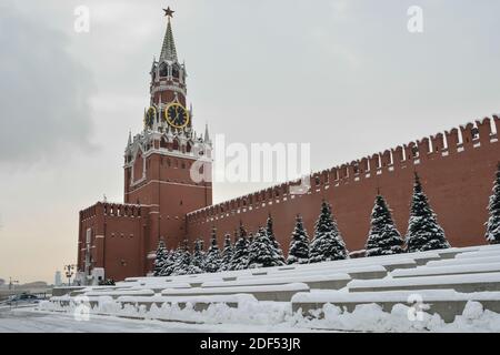 Spasski Turm des Moskauer Kremls im Winter. Das dominante Gebäude auf dem Roten Platz in Moskau. Stockfoto