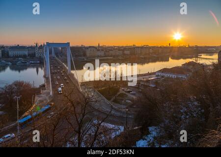 Blick auf Elizabeth Brücke und Donau bei Sonnenaufgang am Wintermorgen, Budapest, Ungarn, Europa Stockfoto