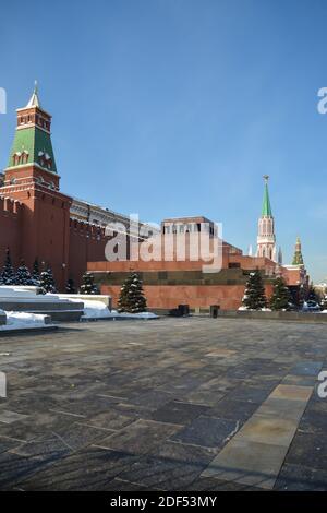 Lenins Mausoleum an der Kremlmauer. Blick auf den Moskauer Kreml vom Roten Platz im Winter. Stockfoto