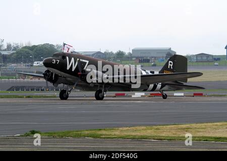 WW2 Dakota Whiskey 7 am Flughafen Glasgow Prestwick, Ayrshire, Schottland auf dem Weg zum 70. Jahrestag der Landung in der Normandie. Der C-47 'Whiskey 7' des National Warplane Museum machte die Reise nach Frankreich zum 70. Jahrestag des D-Day. Stockfoto