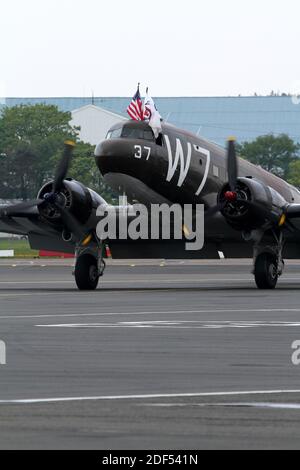 WW2 Dakota Whiskey 7 am Flughafen Glasgow Prestwick, Ayrshire, Schottland auf dem Weg zum 70. Jahrestag der Landung in der Normandie. Der C-47 'Whiskey 7' des National Warplane Museum machte die Reise nach Frankreich zum 70. Jahrestag des D-Day. Stockfoto