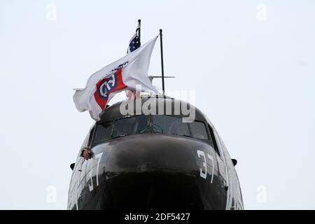 WW2 Dakota Whiskey 7 am Flughafen Glasgow Prestwick, Ayrshire, Schottland auf dem Weg zum 70. Jahrestag der Landung in der Normandie. Der C-47 'Whiskey 7' des National Warplane Museum machte die Reise nach Frankreich zum 70. Jahrestag des D-Day. Stockfoto