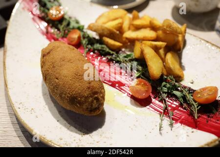 Gebratenes paniertes Kotelet auf dem Teller im Restaurant Stockfoto