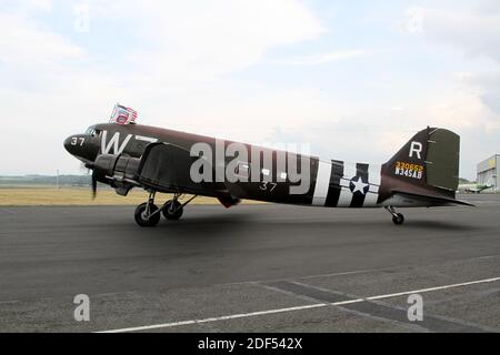 WW2 Dakota Whiskey 7 am Flughafen Glasgow Prestwick, Ayrshire, Schottland auf dem Weg zum 70. Jahrestag der Landung in der Normandie. Der C-47 'Whiskey 7' des National Warplane Museum machte die Reise nach Frankreich zum 70. Jahrestag des D-Day. Stockfoto