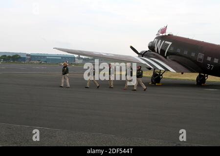 WW2 Dakota Whiskey 7 am Flughafen Glasgow Prestwick, Ayrshire, Schottland auf dem Weg zum 70. Jahrestag der Landung in der Normandie. Der C-47 'Whiskey 7' des National Warplane Museum machte die Reise nach Frankreich zum 70. Jahrestag des D-Day. Stockfoto