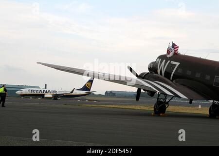 WW2 Dakota Whiskey 7 am Flughafen Glasgow Prestwick, Ayrshire, Schottland auf dem Weg zum 70. Jahrestag der Landung in der Normandie. Der C-47 'Whiskey 7' des National Warplane Museum machte die Reise nach Frankreich zum 70. Jahrestag des D-Day. Stockfoto