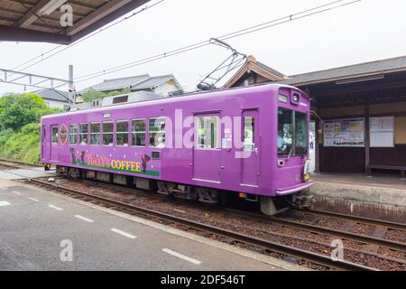 Der violette Zug der Keifuku Randen Tram Line in Kyoto, Japan Stockfoto