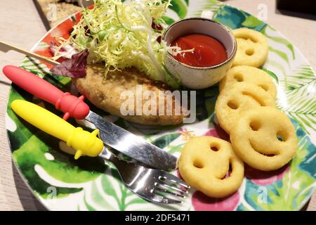 Hühnerschnitzel mit Kartoffeln auf einem Teller Stockfoto