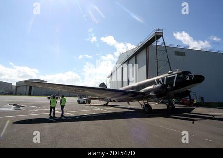 WW2 Dakota Whiskey 7 am Flughafen Glasgow Prestwick, Ayrshire, Schottland auf dem Weg zum 70. Jahrestag der Landung in der Normandie. Der C-47 'Whiskey 7' des National Warplane Museum machte die Reise nach Frankreich zum 70. Jahrestag des D-Day. Stockfoto