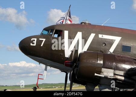 WW2 Dakota Whiskey 7 am Flughafen Glasgow Prestwick, Ayrshire, Schottland auf dem Weg zum 70. Jahrestag der Landung in der Normandie. Der C-47 'Whiskey 7' des National Warplane Museum machte die Reise nach Frankreich zum 70. Jahrestag des D-Day. Stockfoto