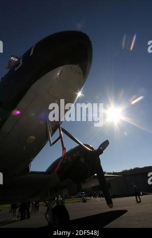 WW2 Dakota Whiskey 7 am Flughafen Glasgow Prestwick, Ayrshire, Schottland auf dem Weg zum 70. Jahrestag der Landung in der Normandie. Der C-47 'Whiskey 7' des National Warplane Museum machte die Reise nach Frankreich zum 70. Jahrestag des D-Day. Stockfoto