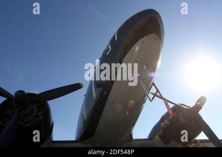 WW2 Dakota Whiskey 7 am Flughafen Glasgow Prestwick, Ayrshire, Schottland auf dem Weg zum 70. Jahrestag der Landung in der Normandie. Der C-47 'Whiskey 7' des National Warplane Museum machte die Reise nach Frankreich zum 70. Jahrestag des D-Day. Stockfoto