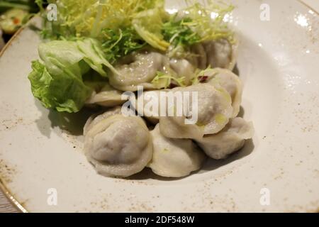 Schüssel mit russischen Knödeln in einem Restaurant Stockfoto