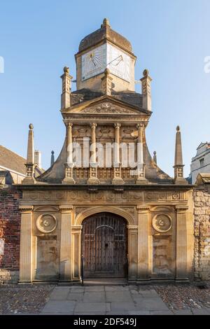 Großbritannien, England, Cambridgeshire, Cambridge, Senate House Passage, Gonville und Caius College, The Gate of Honor Stockfoto