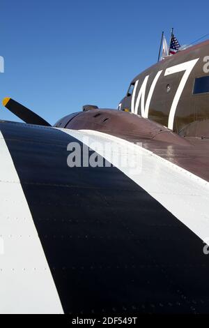 WW2 Dakota Whiskey 7 am Flughafen Glasgow Prestwick, Ayrshire, Schottland auf dem Weg zum 70. Jahrestag der Landung in der Normandie. Der C-47 'Whiskey 7' des National Warplane Museum machte die Reise nach Frankreich zum 70. Jahrestag des D-Day. Stockfoto