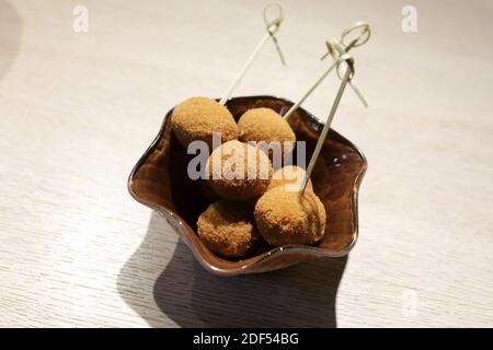 Schüssel mit Käsebällen in einem Restaurant Stockfoto