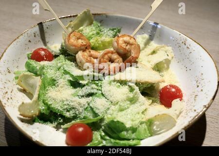 Schüssel caesar Salat mit Garnelen im Restaurant Stockfoto
