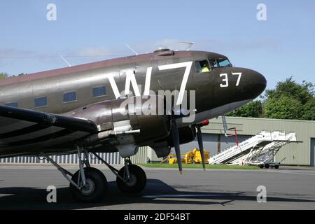 WW2 Dakota Whiskey 7 am Flughafen Glasgow Prestwick, Ayrshire, Schottland auf dem Weg zum 70. Jahrestag der Landung in der Normandie. Der C-47 'Whiskey 7' des National Warplane Museum machte die Reise nach Frankreich zum 70. Jahrestag des D-Day. Stockfoto