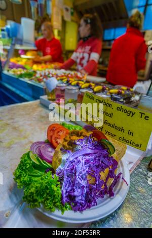 Lokales Gericht auf dem Budapest Central Market, Budapest, Ungarn, Europa zu verkaufen Stockfoto