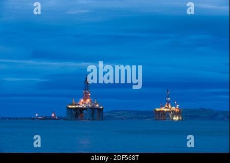 Ölbohrplattformen, die in Cromarty Firth, Schottland, festgemacht sind Stockfoto