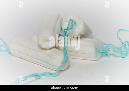 Berlin, Deutschland. November 2020. Tampons stehen auf einem Tisch. Quelle: Annette Riedl/dpa/Alamy Live News Stockfoto