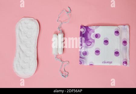 Berlin, Deutschland. November 2020. Tampons, eine Slipeinlage und eine Sanitärserviette verschiedener Hersteller stehen auf einem Tisch. Quelle: Annette Riedl/dpa/Alamy Live News Stockfoto