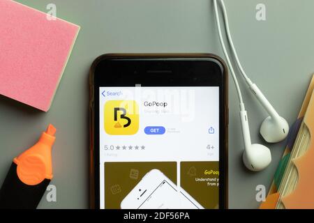 New York, USA - 1. Dezember 2020: GoPoop Mobile App Icon auf dem Telefonbildschirm Draufsicht, illustrative Editorial. Stockfoto