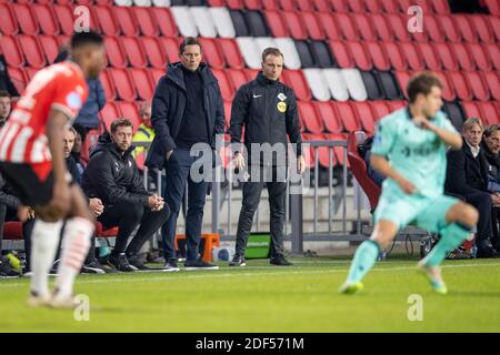 08-11-2020: Sport : PSV gegen Willem ll Roger Schmidt (PSV-Trainer) während des eredivisie-Spiels PSV gegen Willem ll im Phillips-Stadion in Eindho Stockfoto