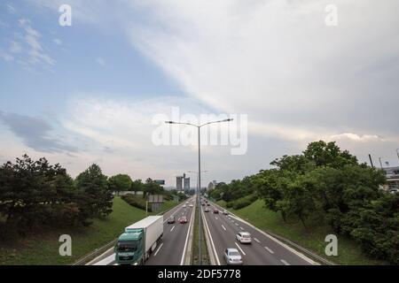BELGRAD, SERBIEN - 19. MAI 2019: Autos, die während der Hauptverkehrszeit auf der Autobahn durch Belgrad, Novi Beograd, vorbeifahren. Es ist einer der wichtigsten Ausdruck Stockfoto