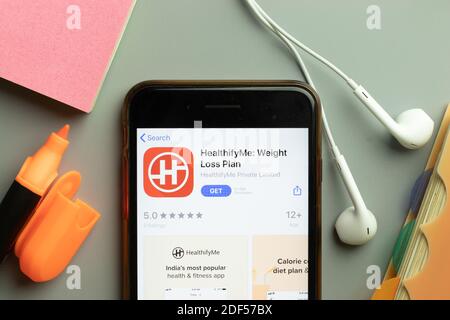 New York, USA - 1. Dezember 2020: HealthifyMe Mobile App Icon auf dem Telefonbildschirm Draufsicht, illustrative Editorial. Stockfoto