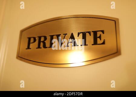 Privates Schild an der Wand in einem Hotel Stockfoto