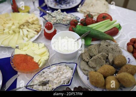 Warme und kalte Snacks auf einem Tisch Stockfoto