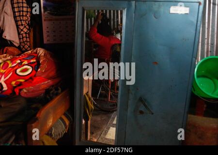 Lalitpur, Nepal. Dezember 2020. Sanu Maya Gurung, 45, macht sich bereit, Mais in ihrer Mietwohnung in Lalitpur, Nepal, am Donnerstag, 3. Dezember 2020 zu verkaufen. Sanu Maya fiel 25 Jahre zurück von der Treppe, die ihr Rückenmark beschädigte und ist seit diesem Tag im Rollstuhl. Es ist 6 Jahre her, dass sie Mais verkauft und ihren Mann Shiva Satyal, 66, unterstützt, der wegen gesundheitlicher Komplikationen arbeitslos bleibt. Die Welt beobachtet den Internationalen Tag der Menschen mit Behinderungen am 3. Dezember. Kredit: Skanda Gautam/ZUMA Wire/Alamy Live Nachrichten Stockfoto