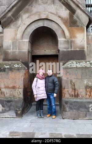 Paar posiert auf Etchmiadzin Kathedrale Hintergrund, Armenien Stockfoto