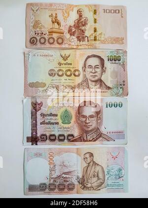 Thai Geld verschiedene Banknoten 4000 Thai Baht auf weißem Hintergrund. Stockfoto